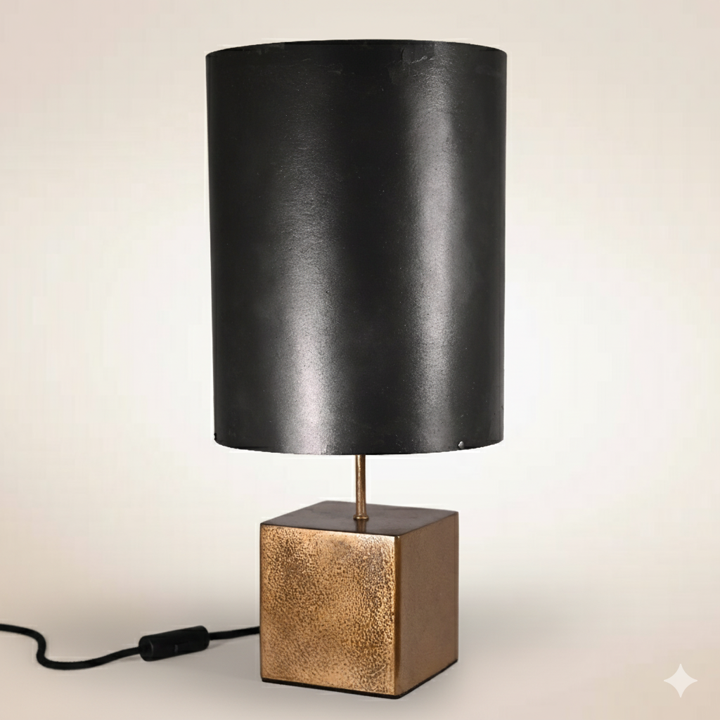 Lampe à poser Halley Nova avec piètement en acier poudre de bronze et abat-jour en feuille d'ardoise