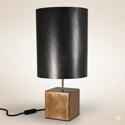 Lampe à poser Halley Nova avec piètement en acier poudre de bronze et abat-jour en feuille d'ardoise