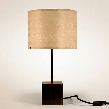 Lampe à poser Képler Halo avec piètement en acier cuivré et abat-jour en feuille de mica vert argenté, hauteur 52 cm