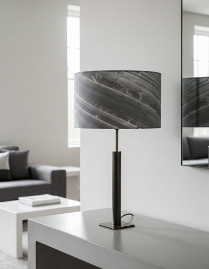 Lampe Atelier Maus en acier et marbre sur une console dans un interieur contemporain