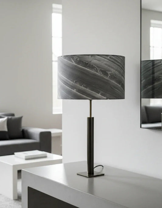Lampe Atelier Maus en acier et marbre sur une console dans un interieur contemporain