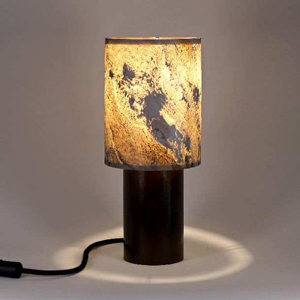 Lampe à poser Wilkins en acier oxydé rouille avec abat-jour en feuille de pierre de lune