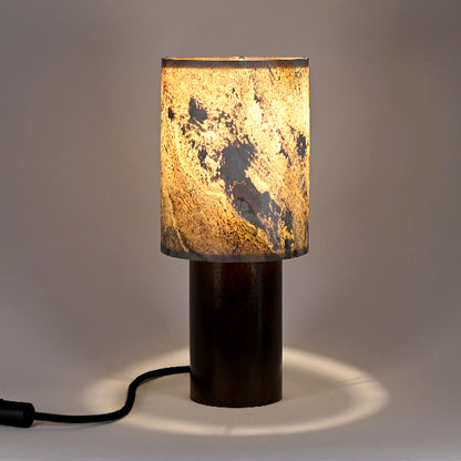 Lampe à poser Wilkins en acier oxydé rouille avec abat-jour en feuille de pierre de lune