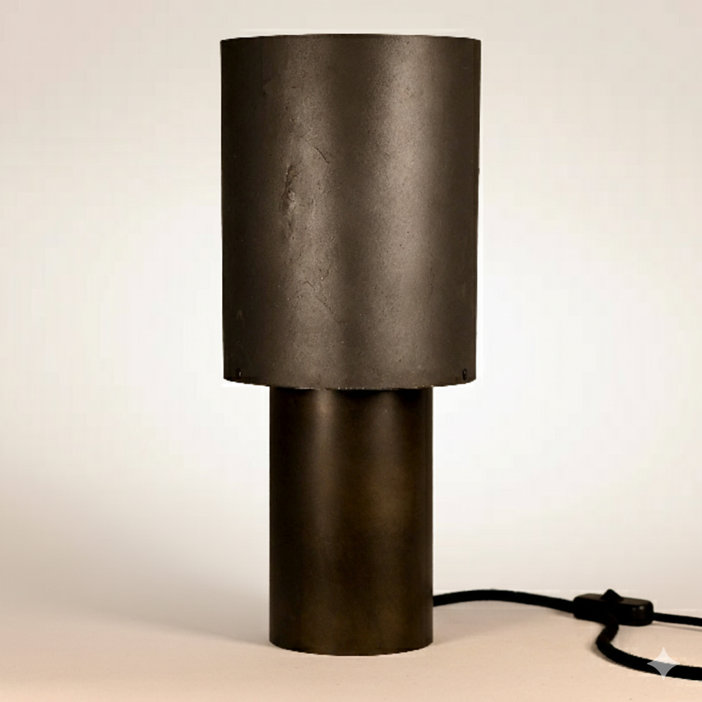 Lampe à poser Wilkins en acier oxydé bruni avec abat-jour en feuille d'ardoise naturelle aux tons noirs et gris, hauteur 37 cm