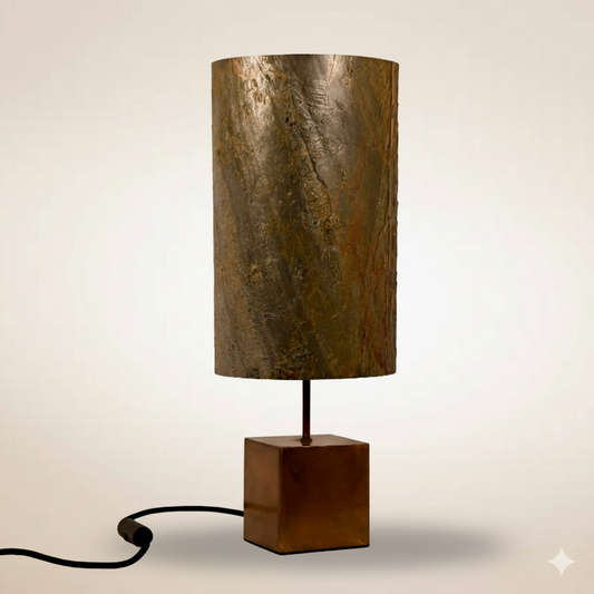 Lampe à poser Halley Aura avec piètement en acier cuivré et abat-jour en mica burning forest aux reflets colorés