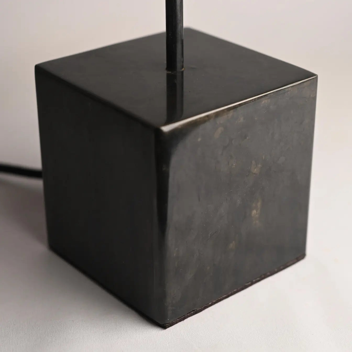 pied de lampe en acier patiné noir nuancé de l'atelier Maus . pièce  unique artisanale
