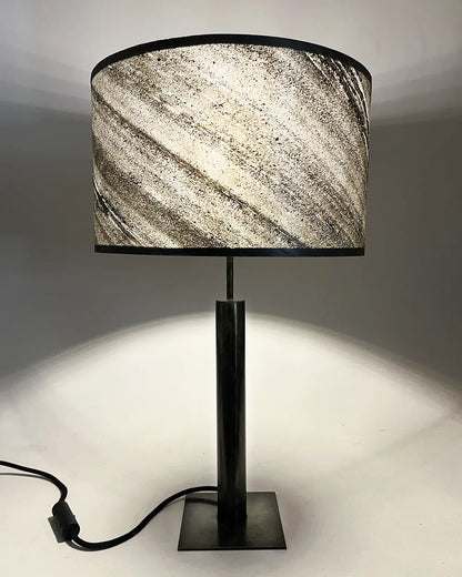 lampe en acier patiné abat-jour en ardoise zébrée artisanale design, modèle Rosalynd par l'atelier Maus