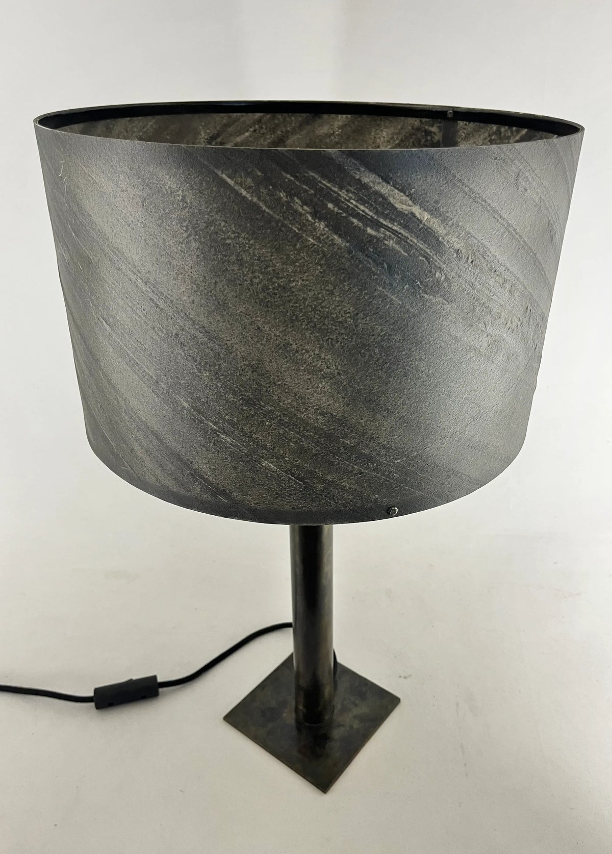 lampe en acier patiné abat-jour en ardoise zébrée artisanale éteinte, modèle Rosalynd, pièce unique de l'atelier Maus