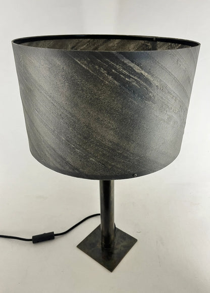 lampe en acier patiné abat-jour en ardoise zébrée artisanale éteinte, modèle Rosalynd, pièce unique de l'atelier Maus