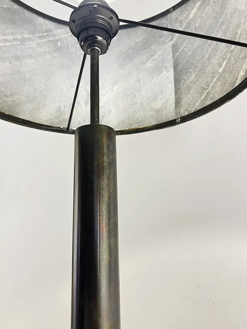 vue en contre plongée de la lampe en acier patiné abat-jour en ardoise zébrée artisanale design, modèle Rosalynd par l'atelier Maus