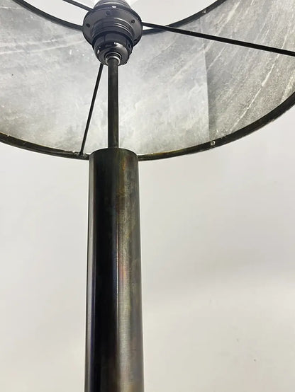 vue en contre plongée de la lampe en acier patiné abat-jour en ardoise zébrée artisanale design, modèle Rosalynd par l'atelier Maus