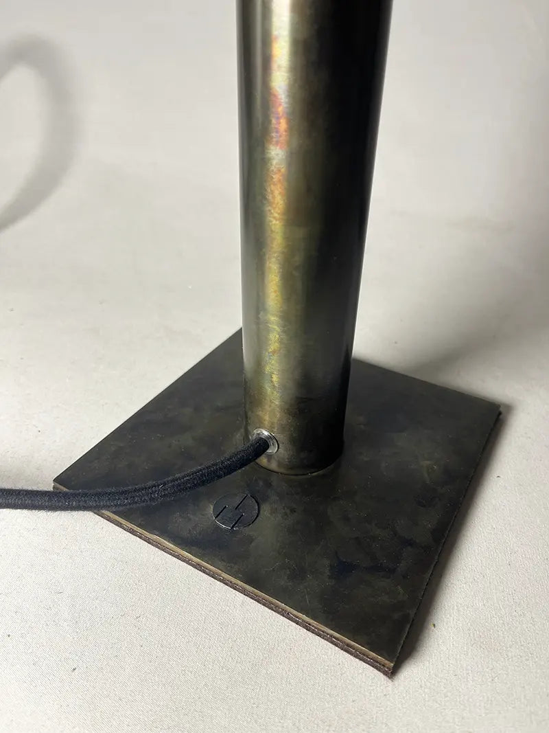 detail du piètement en acier patiné de la lampe artisanale Rosalynd par l'atelier Maus, style minimaliste , pièce unique