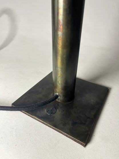 detail du piètement en acier patiné de la lampe artisanale Rosalynd par l'atelier Maus, style minimaliste , pièce unique