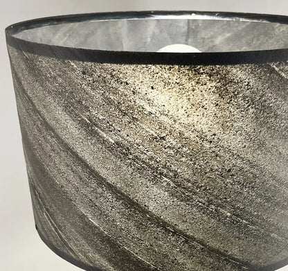 détail de l'abat-jour en ardoise zébrée de la lampe artisanale au design minimaliste, modèle Rosalynd par l'atelier Maus.
