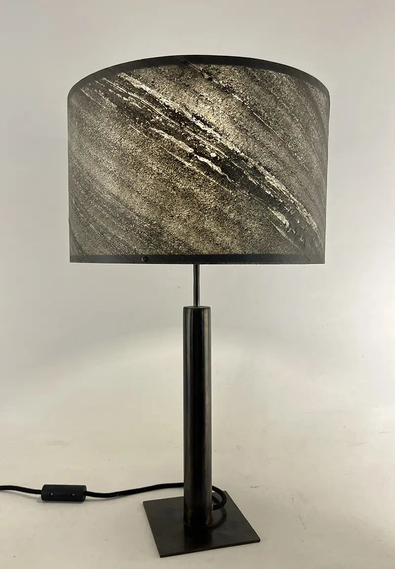 lampe en acier patiné et son abat-jour en ardoise zébrée artisanale allumée, modèle Rosalynd par l'atelier Maus