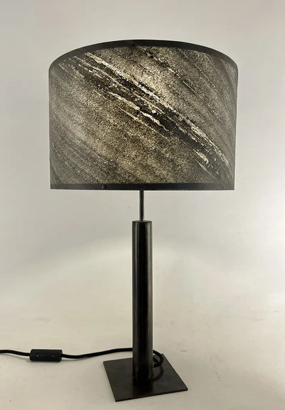 lampe en acier patiné et son abat-jour en ardoise zébrée artisanale allumée, modèle Rosalynd par l'atelier Maus