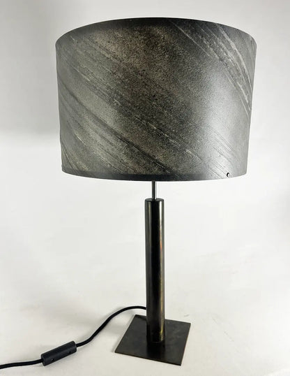 lampe en acier patiné abat-jour tambour en ardoise zébrée artisanale éteinte, modèle Rosalynd par l'atelier Maus
