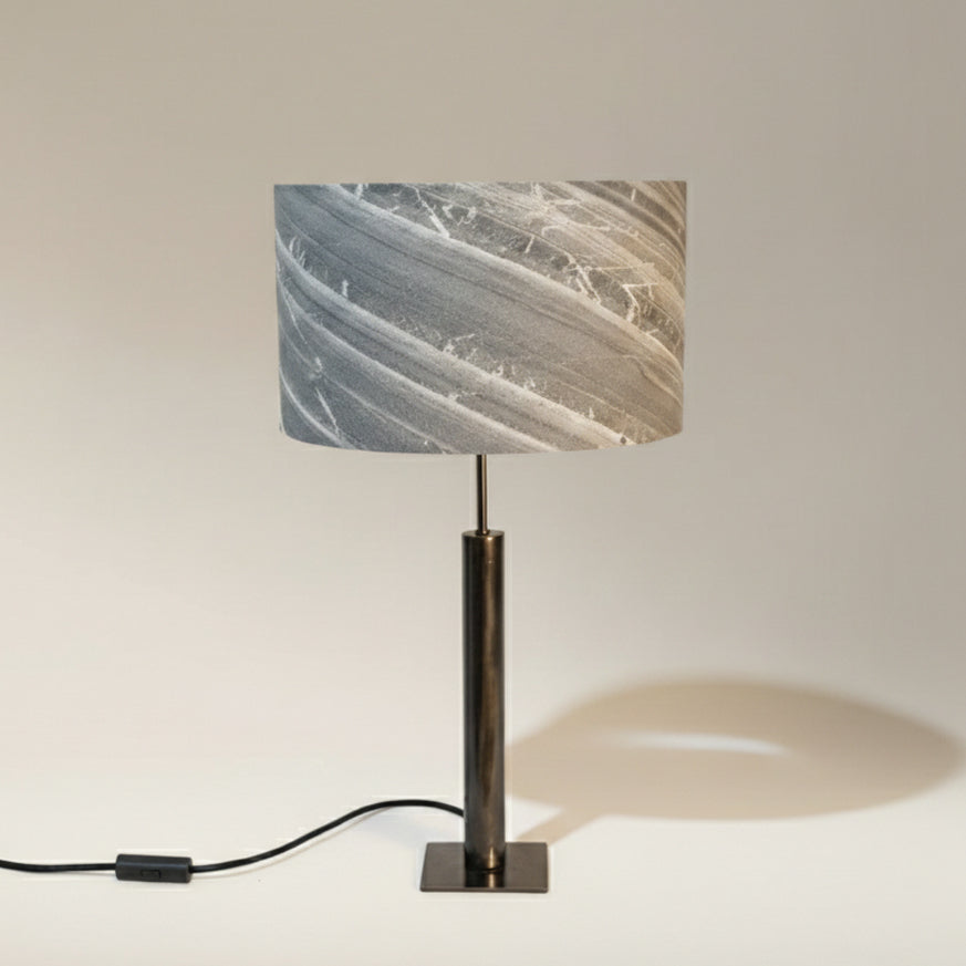 Photo en gros plan de la lampe Rosalynd en acier patiné et feuille de marbre cipollino
 | Atelier Maus