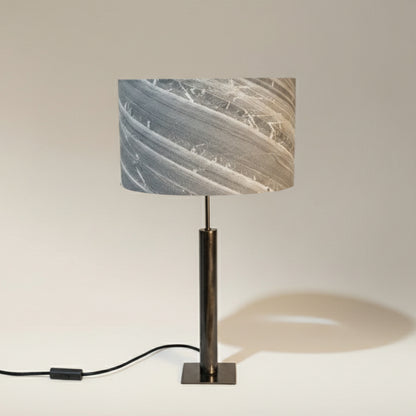 Photo en gros plan de la lampe Rosalynd en acier patiné et feuille de marbre cipollino
 | Atelier Maus