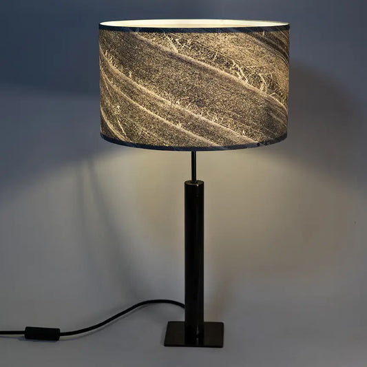 Photo en gros plan de la lampe Rosalynd en acier patiné et feuille de marbre allumée
 | Atelier Maus