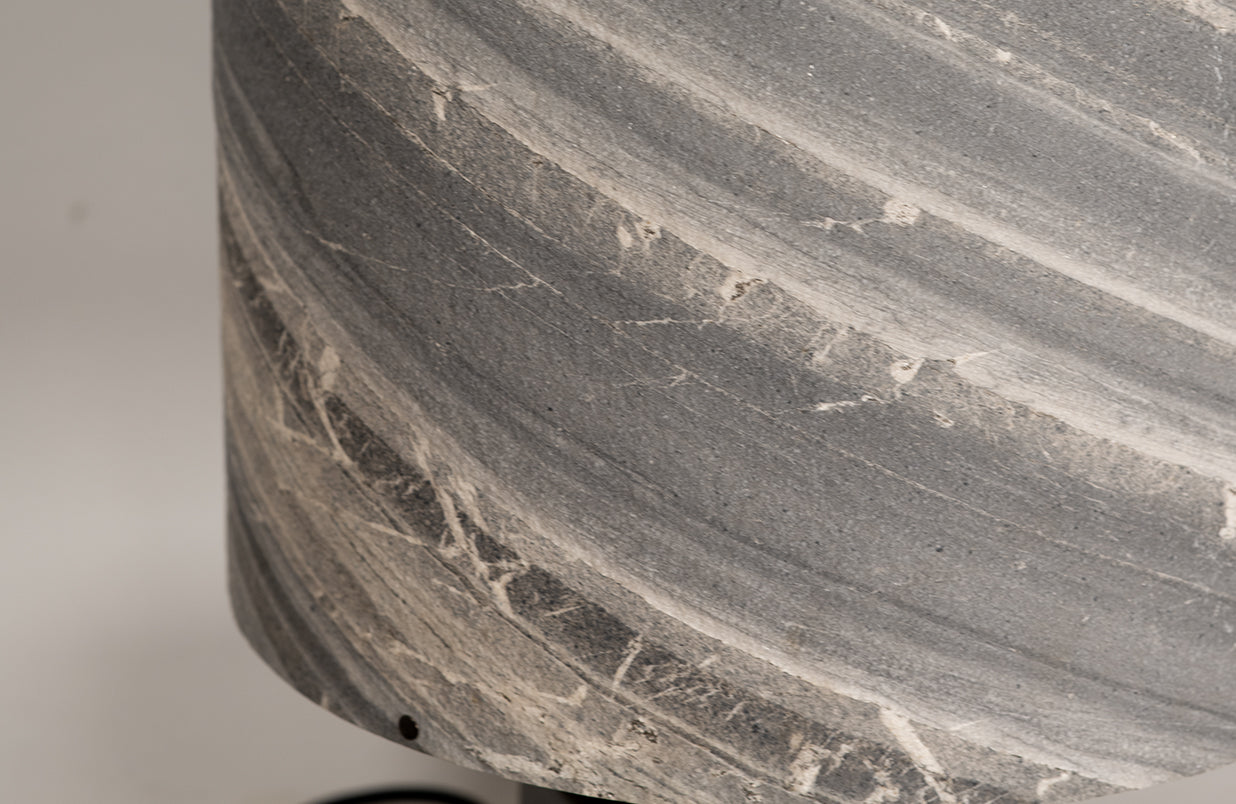 Photo en gros plan de l'abat-jour de la lampe Rosalynd en feuille de marbre Cipollino | Atelier Maus