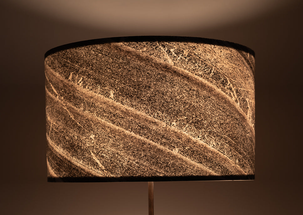 Détail de l'abat-jour de la lampe Rosalynd en  feuille de marbre | Atelier Maus