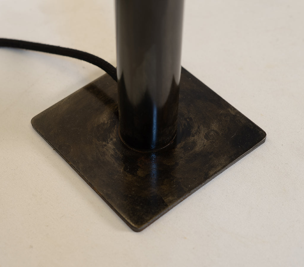 Détail du pied de la lampe Rosalynd en acier patiné | Atelier Maus