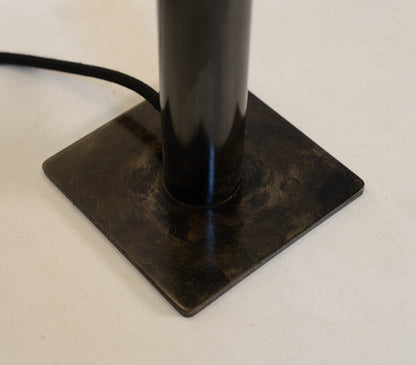 Détail du pied de la lampe Rosalynd en acier patiné | Atelier Maus