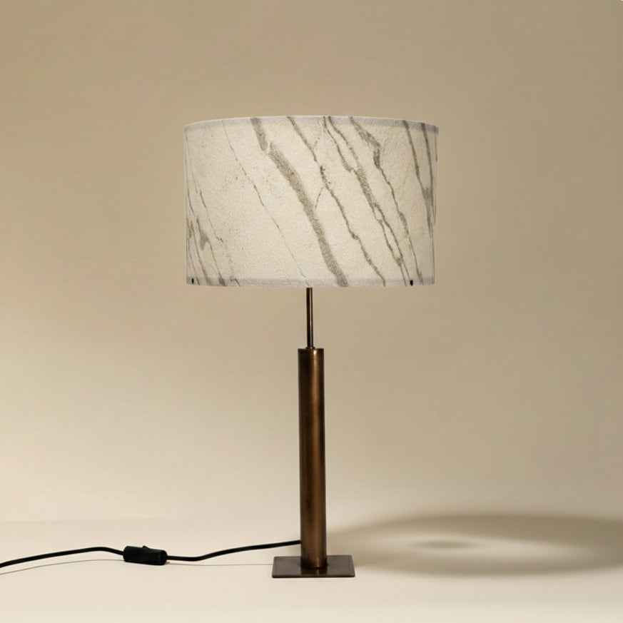 Photo  de la lampe Rosalynd en acier cuivré et feuille de marbre Statuario | Atelier Maus