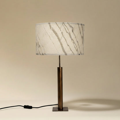 Photo  de la lampe Rosalynd en acier cuivré et feuille de marbre Statuario | Atelier Maus