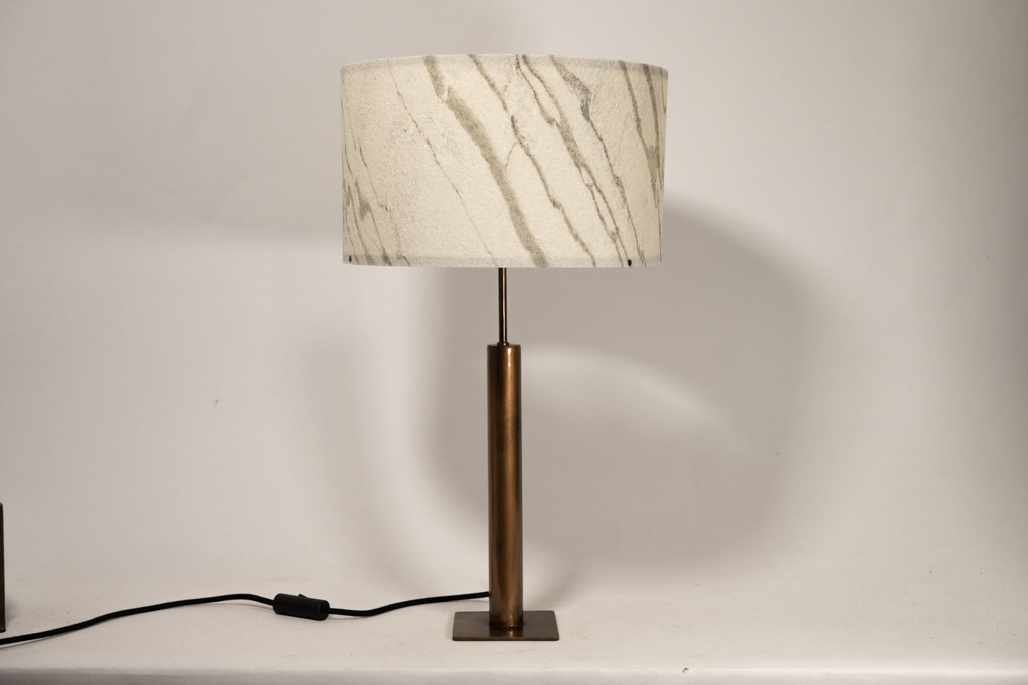 Photo en gros plan de la lampe Rosalynd en acier cuivré et feuille de marbre Statuario | Atelier Maus