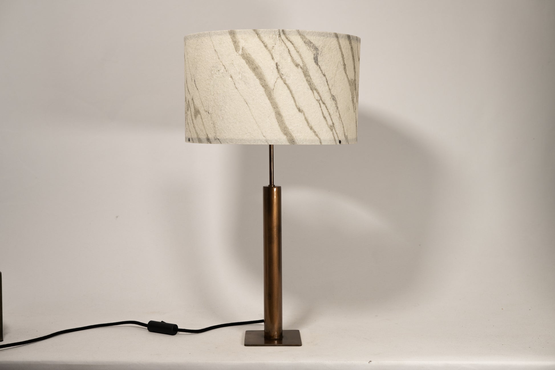 Photo en gros plan de la lampe Rosalynd en acier cuivré et feuille de marbre Statuario | Atelier Maus