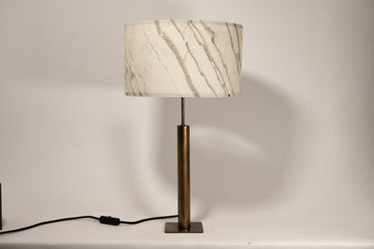 Photo en gros plan de la lampe Rosalynd en acier cuivré et feuille de marbre Statuario | Atelier Maus