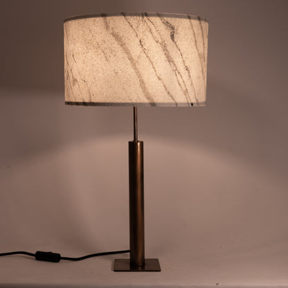 Photo en gros plan de la lampe Rosalynd en acier cuivré et feuille de marbre Statuario allumée| Atelier Maus