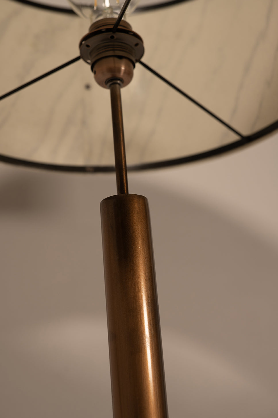 Photo en gros plan de détailde la lampe Rosalynd en acier cuivré et feuille de marbre Statuario | Atelier Maus