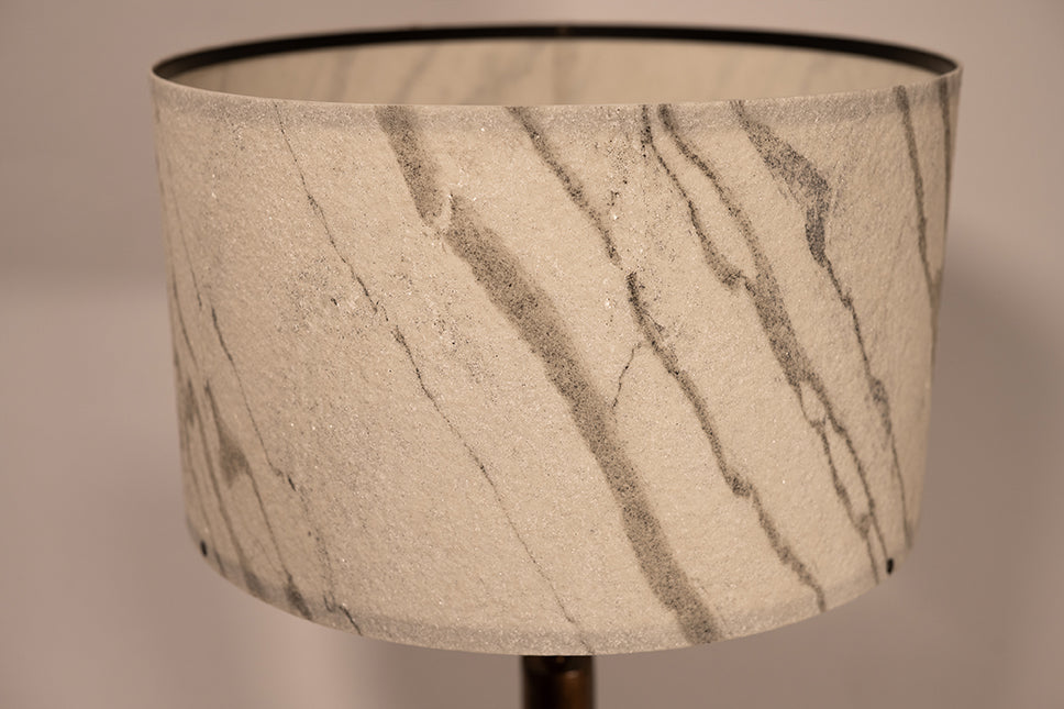 Photo en gros plan de l'abat-jour de la lampe Rosalynd en acier cuivré et feuille de marbre Statuario | Atelier Maus