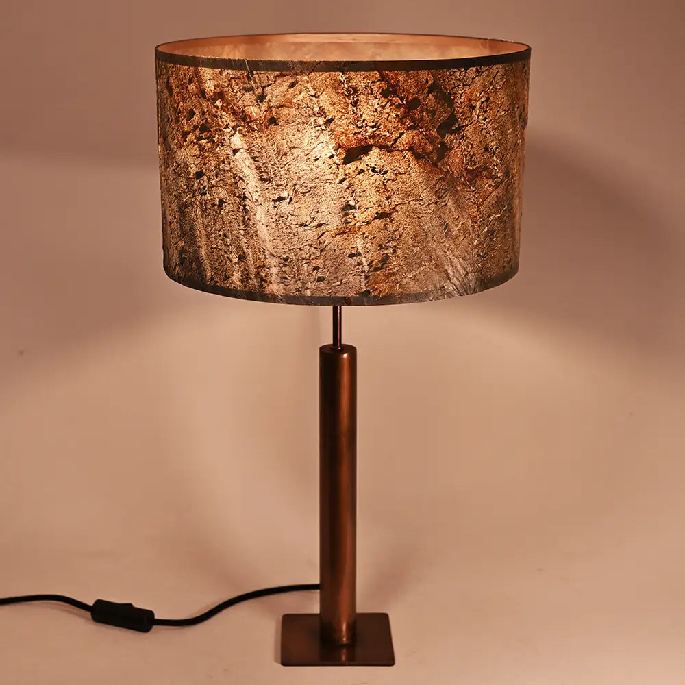 Lampe rosalynd  en acier cuivré et feuille de mica burning forest de l'atelier Maus. Pièce unique artisanale de fabrication française