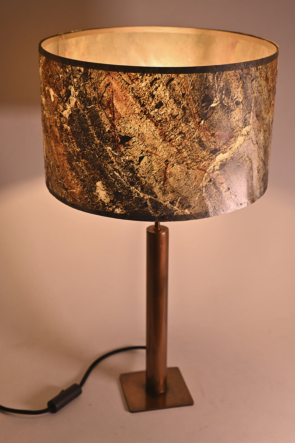 Photo en gros plan de la lampe Rosalynd en acier cuivré et feuille de mica allumée | Atelier Maus