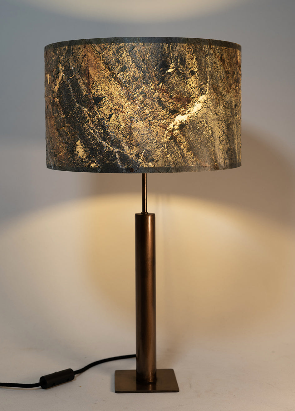 Photo  de la lampe Rosalynd en acier cuivré et feuille de mica burning forest allumée | Atelier Maus