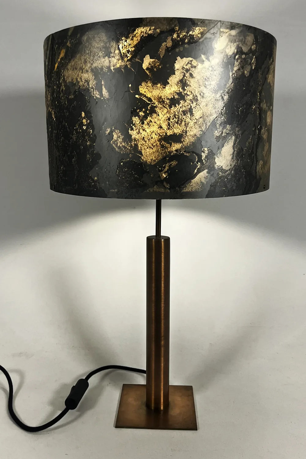 Lampe à poser artisanale Rosalynd en feuille d’ardoise rustique et acier patiné cuivré, Atelier Maus
