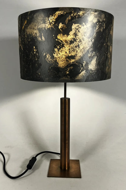 Lampe à poser artisanale Rosalynd en feuille d’ardoise rustique et acier patiné cuivré, Atelier Maus