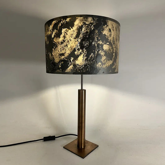 Lampe à poser artisanale Rosalynd en feuille d’ardoise rustique et acier patiné cuivré, Atelier Maus