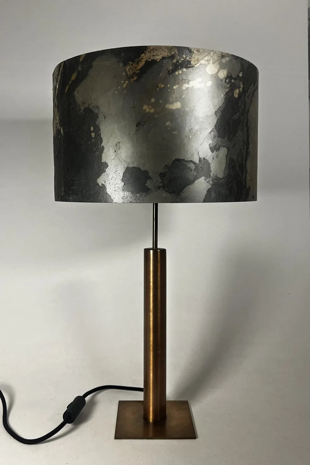 Lampe à poser Rosalynd en ardoise rustique naturelle éteinte, piètement en acier cuivré, fabrication française