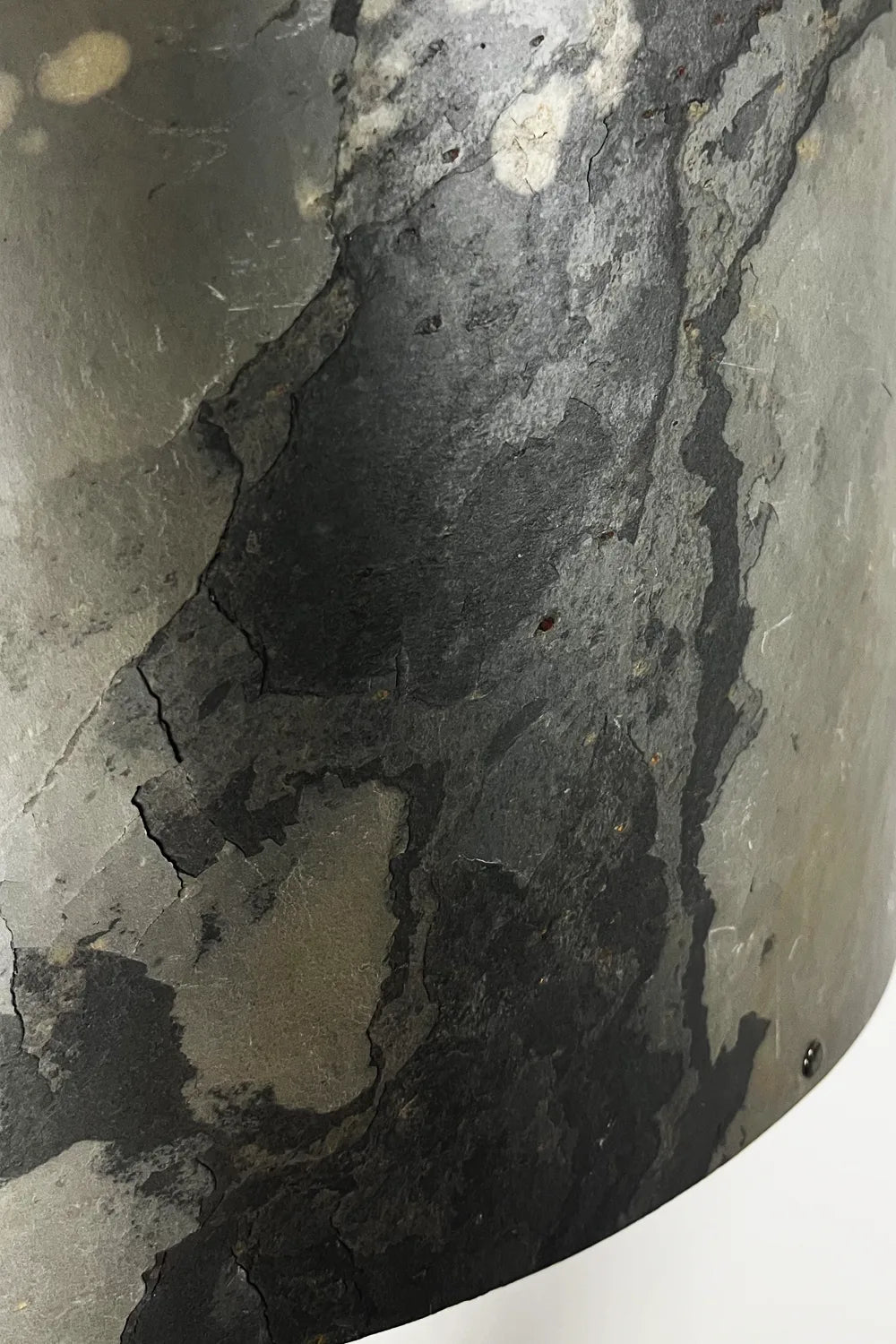 détail de l'Abat-jour en feuille d’ardoise rustique naturelle pour lampe Rosalynd, Atelier Maus
