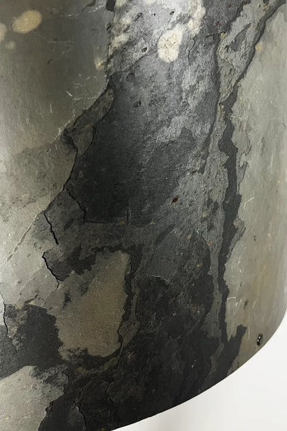 détail de l'Abat-jour en feuille d’ardoise rustique naturelle pour lampe Rosalynd, Atelier Maus