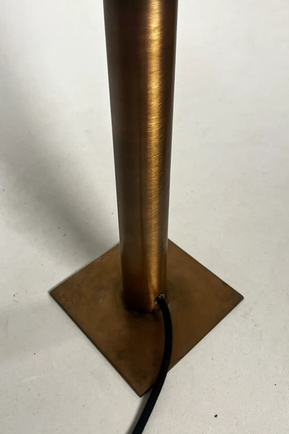 Base carrée et colonne en acier patiné cuivré de la lampe à poser artisanale Rosalynd