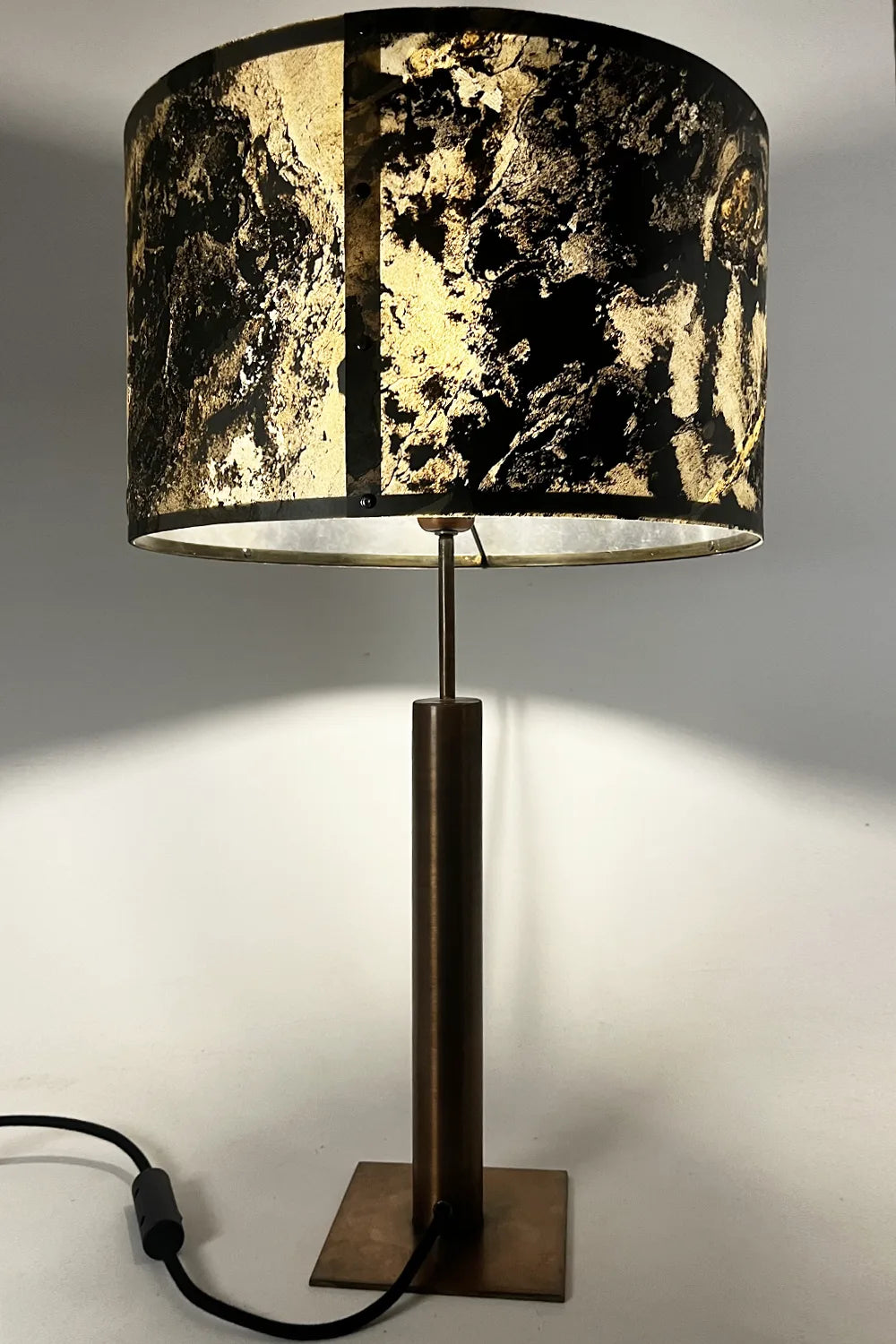 Vue arrière d’une lampe à poser Rosalynd en ardoise rustique et acier cuivré
