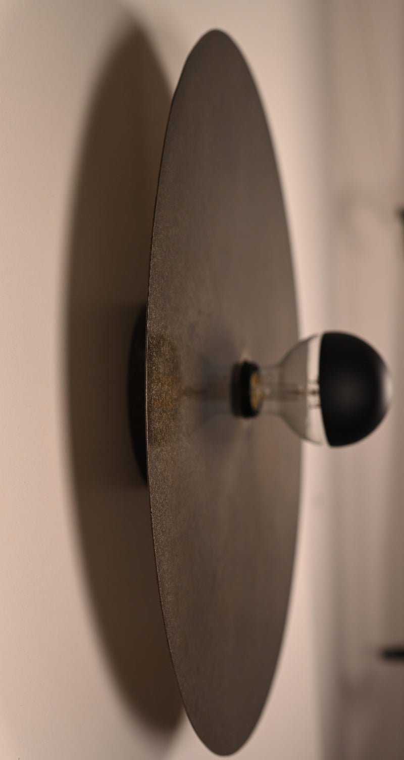 Applique murale Rovelli Ombres installée créant une ambiance raffinée avec sa finition oxydée sombre