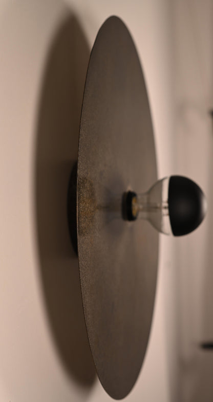 Applique murale Rovelli Ombres installée créant une ambiance raffinée avec sa finition oxydée sombre