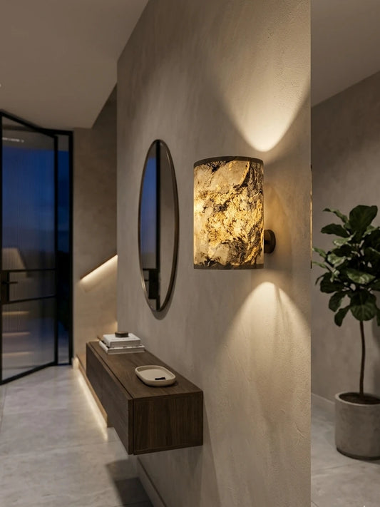 Image d'une applique Véra de l'Atelier Maus au mur dans un intérieur contemporain chic